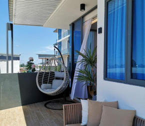 Hanns Spacious Balcony&SwimPool with FREE Netflix-6pax